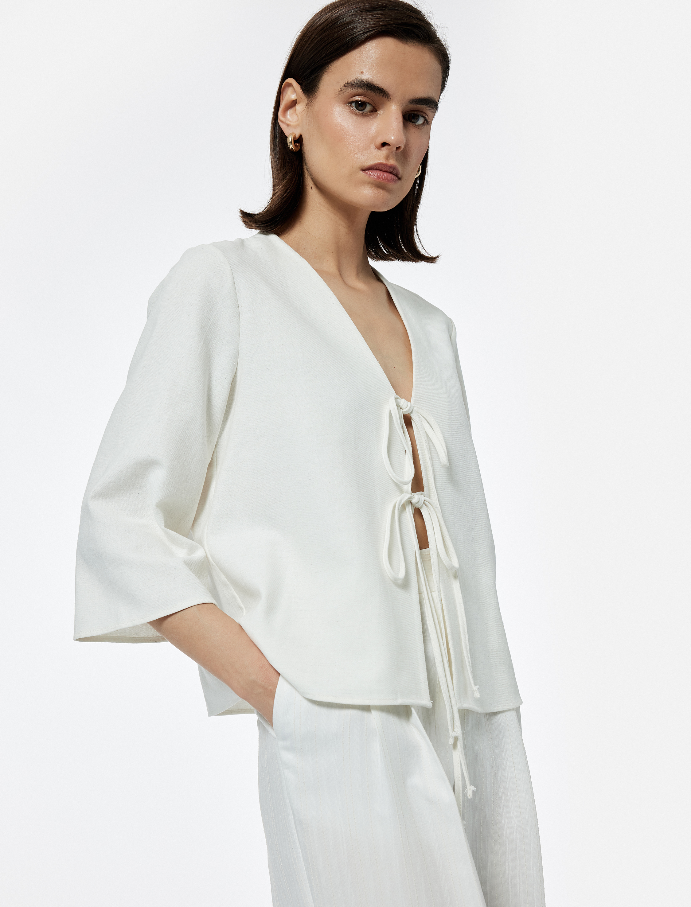   Keten Karışımlı Bol Kalıp Önden Bağlama Detaylı Fiyonklu 3/4 Kollu Bluz