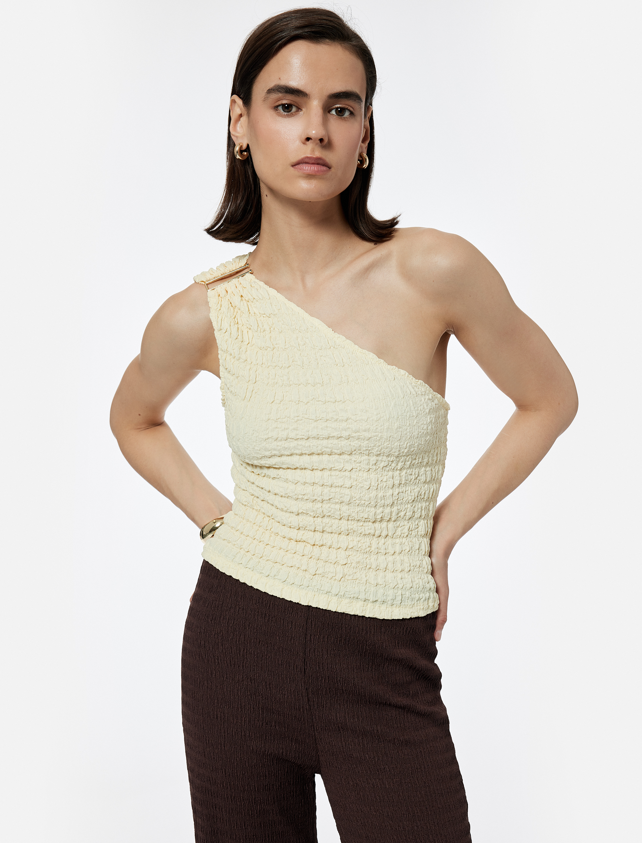   Metal Aksesuarlı Slim Fit Kolsuz Dokulu Tek Omuz Bluz