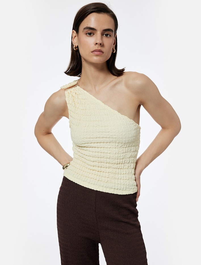  Metal Aksesuarlı Slim Fit Kolsuz Dokulu Tek Omuz Bluz