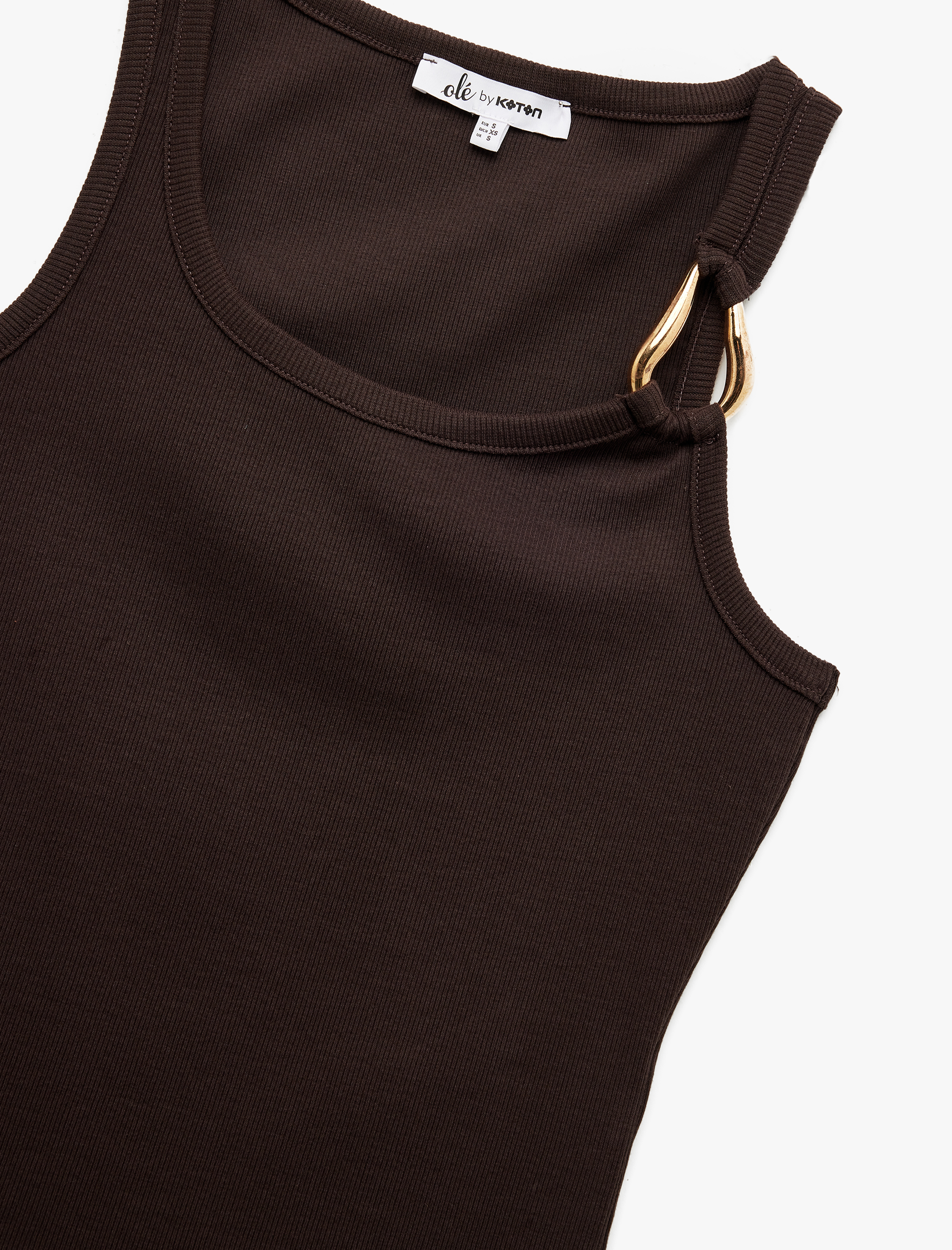   Asimetrik Yaka Metal Aksesuarlı Dar Kesim Kolsuz Bluz