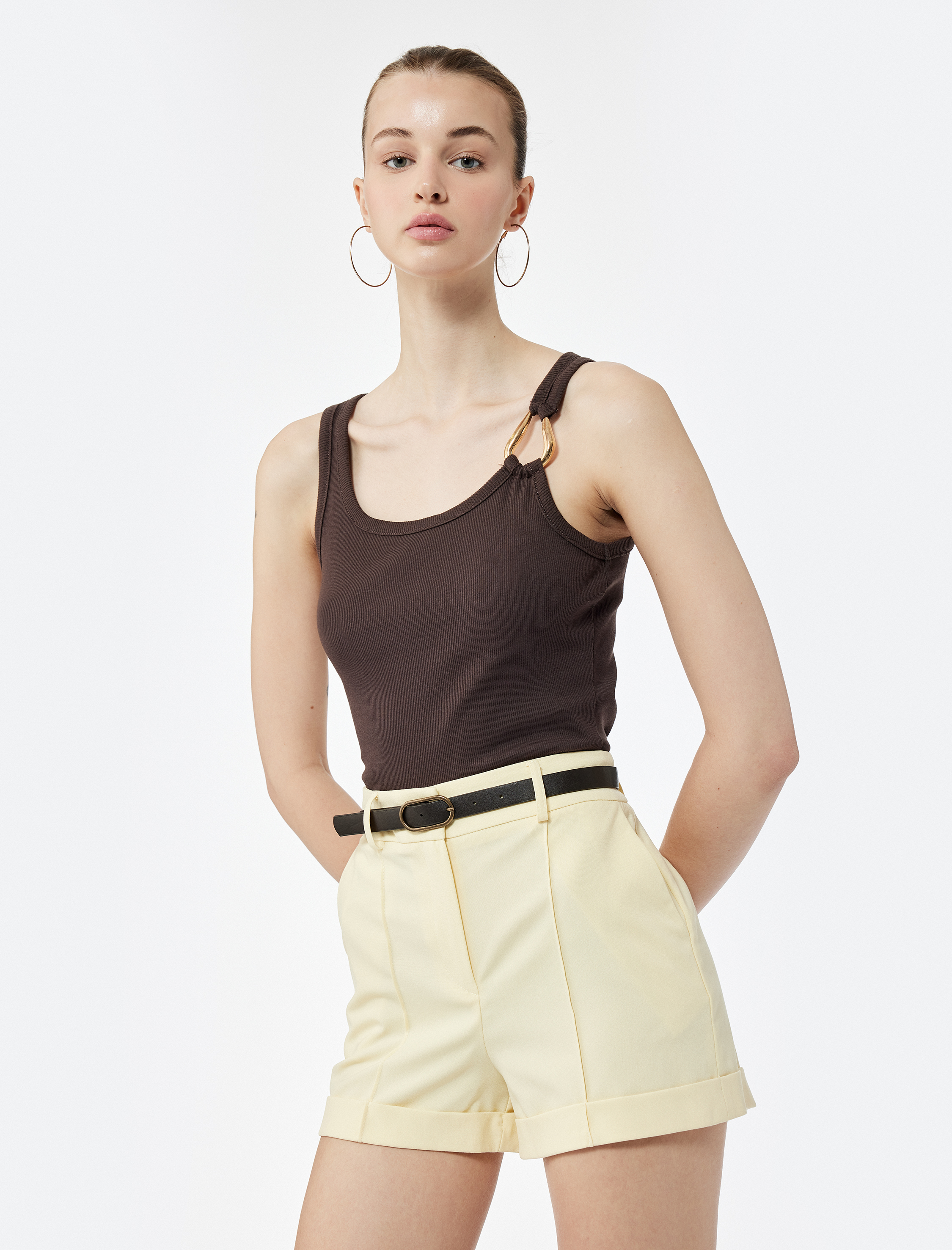   Asimetrik Yaka Metal Aksesuarlı Dar Kesim Kolsuz Bluz