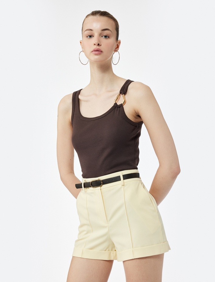  Asimetrik Yaka Metal Aksesuarlı Dar Kesim Kolsuz Bluz