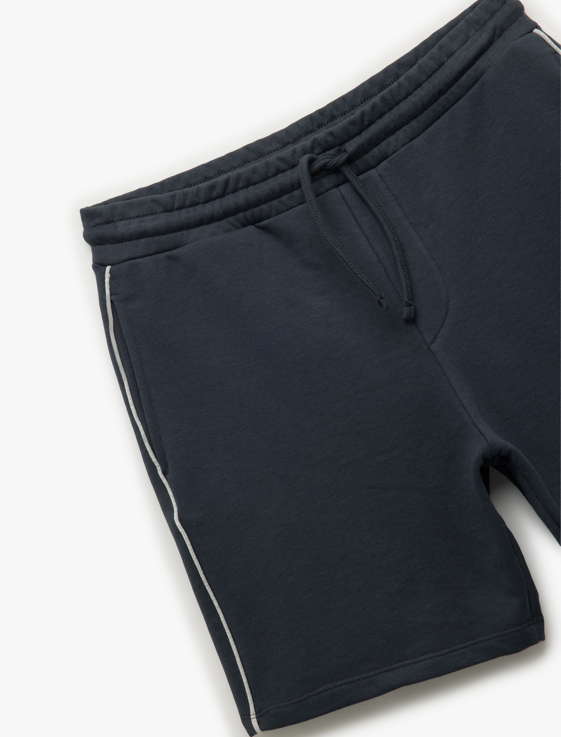   Cep Detaylı Biyeli Beli Bağcıklı Şort