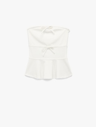 Straplez Yaka Fiyonklu Peplum Volanlı Kolsuz Bluz