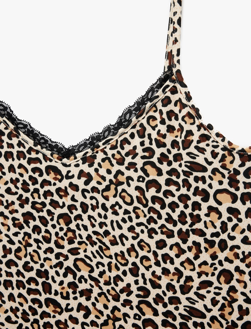   V Yaka Dantel Detaylı Leopar Desenli Askılı Pijama Üstü