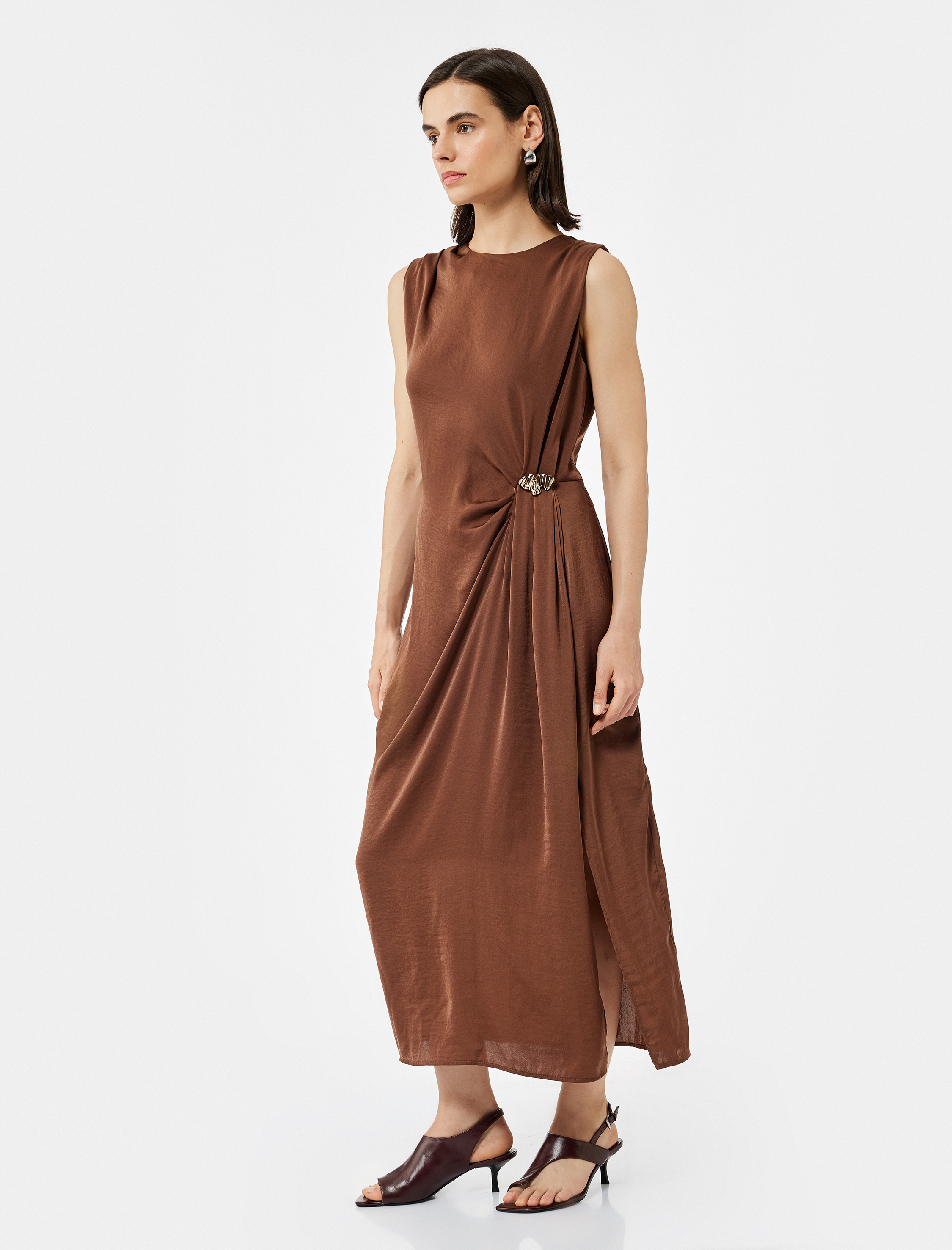   Aerobin Kumaş Kolsuz Bisiklet Yaka Aksesuar Detaylı Drapeli Midi Boy Saten Elbise