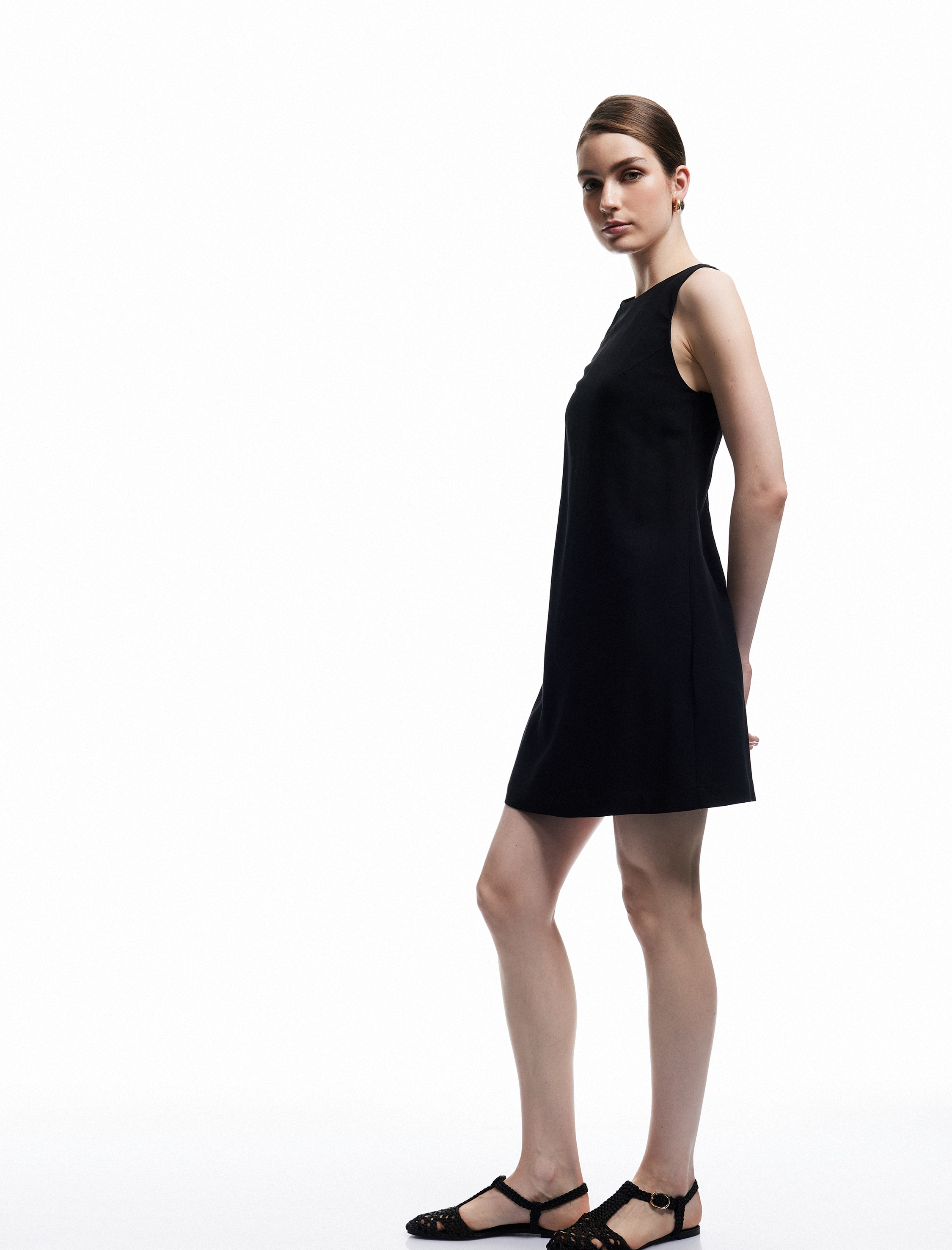   Viskon Keten Karışımlı Arkası Pencere Detaylı Kolsuz Bisiklet Yaka Mini Elbise