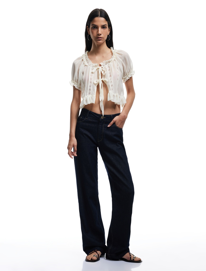   Dantel Detaylı Kısa Balon Kollu Bağlamalı Fiyonklu Crop Bluz