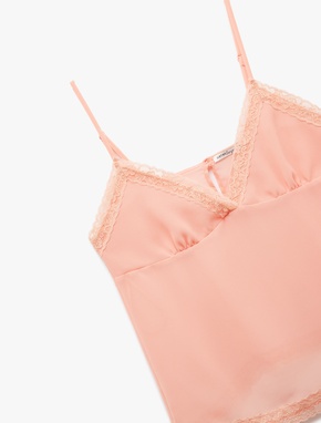 Yarı Transparan Dantel Detaylı İnce Askılı Şifon Pijama Üstü_4