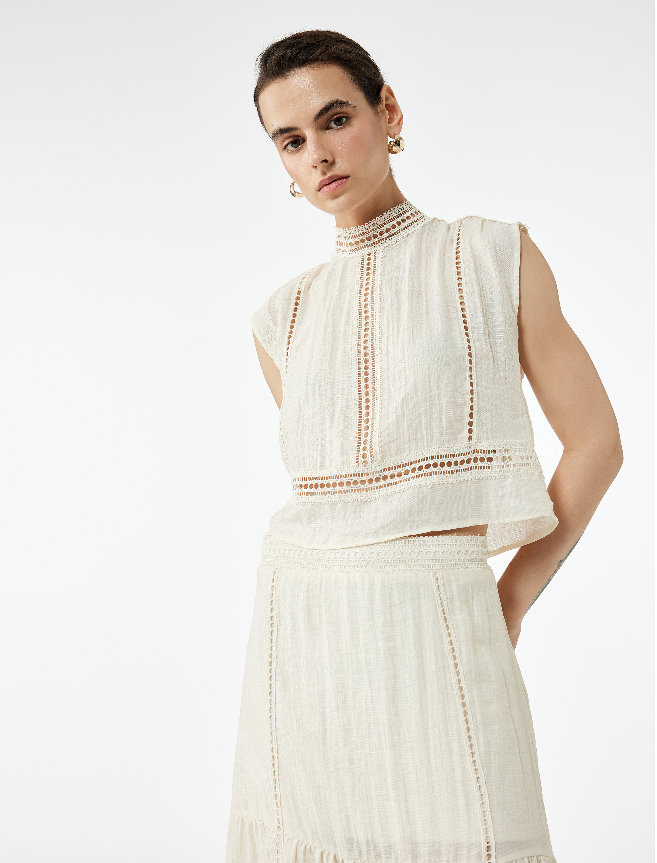   Koton X Melis Ağazat - Brodeli Fistolu Arkası Düğmeli Dik Yaka Kolsuz Bluz