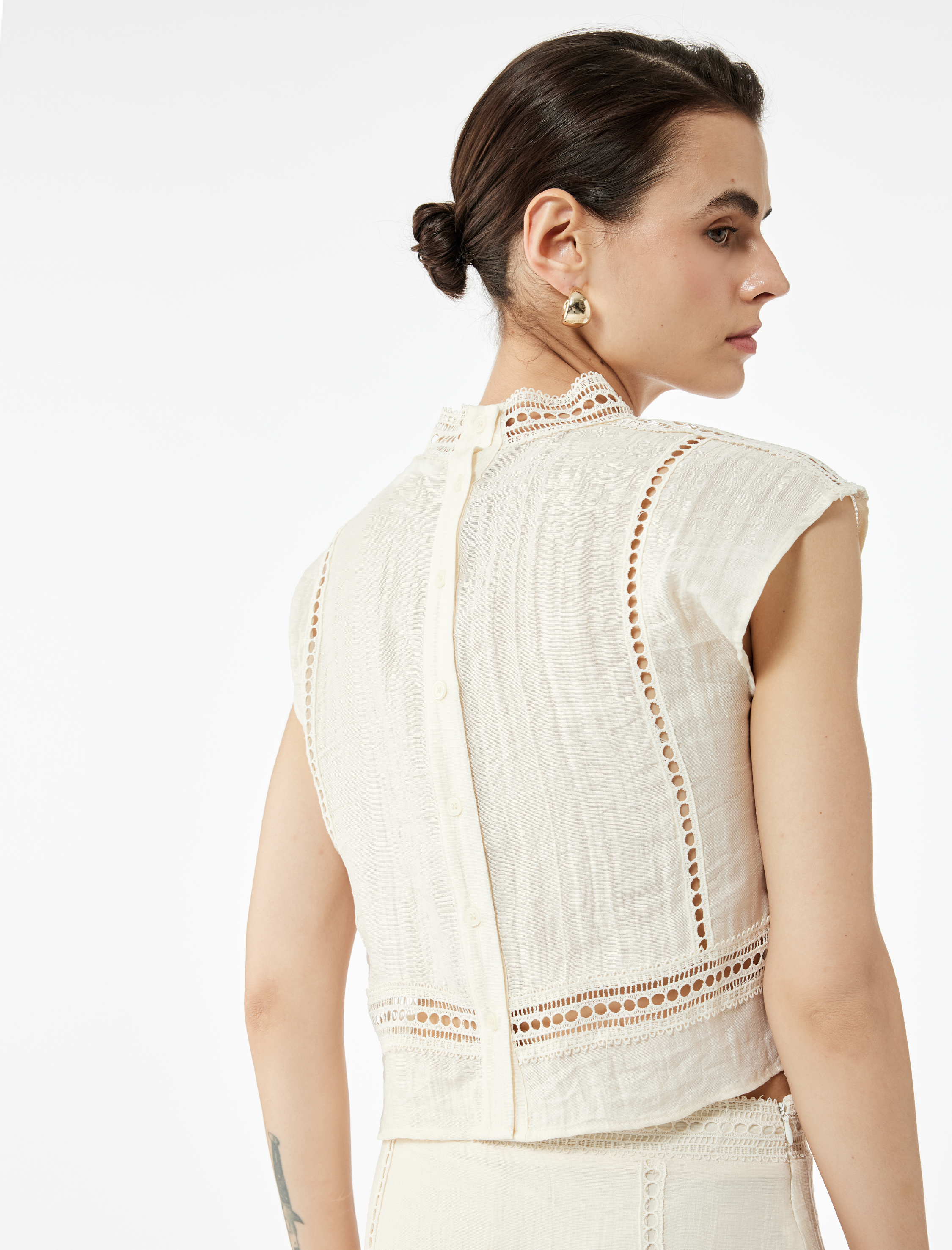   Koton X Melis Ağazat - Brodeli Fistolu Arkası Düğmeli Dik Yaka Kolsuz Bluz