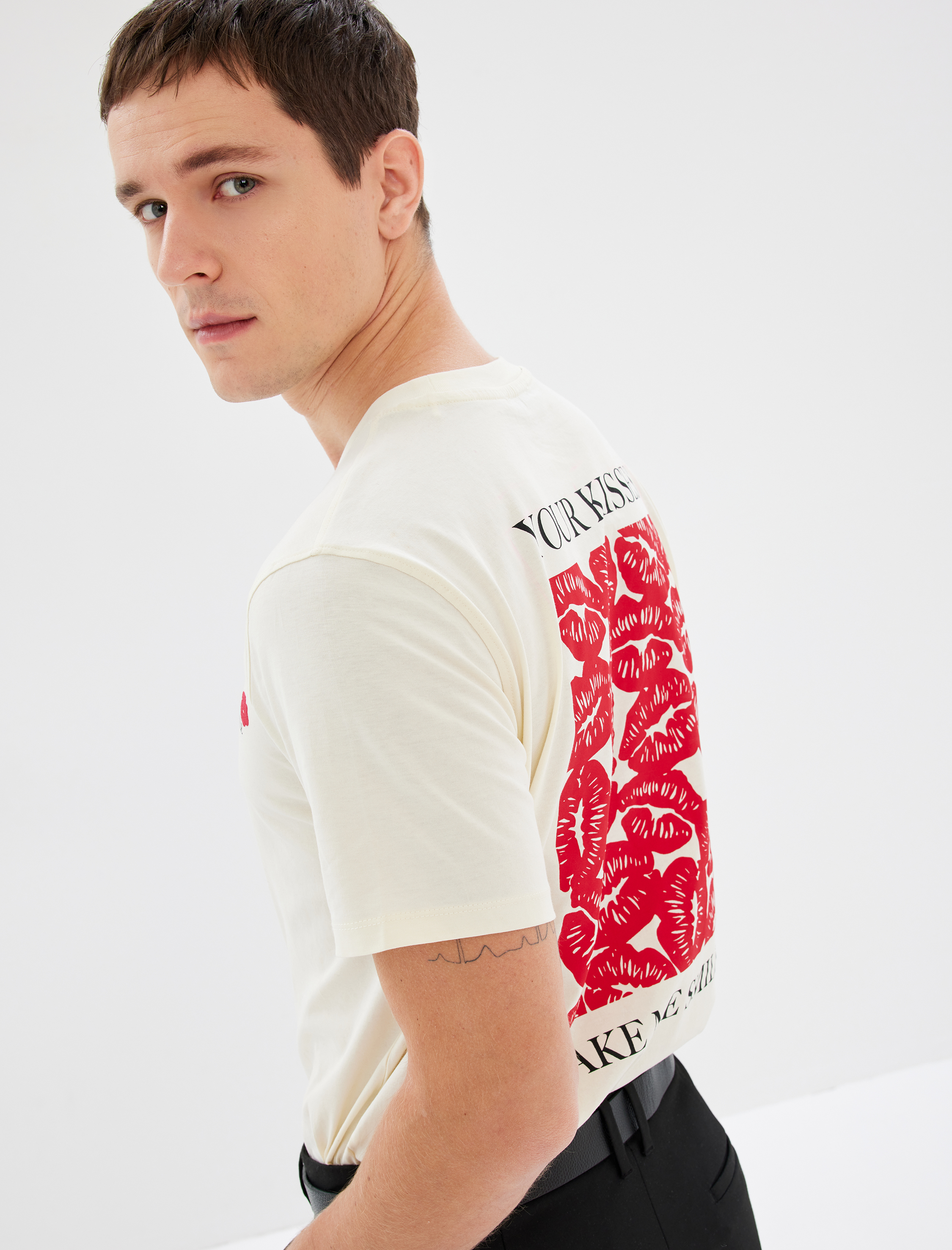   Bisiklet Yaka Kısa Kollu Regular Fit Pamuklu Arkası Baskılı Tişört