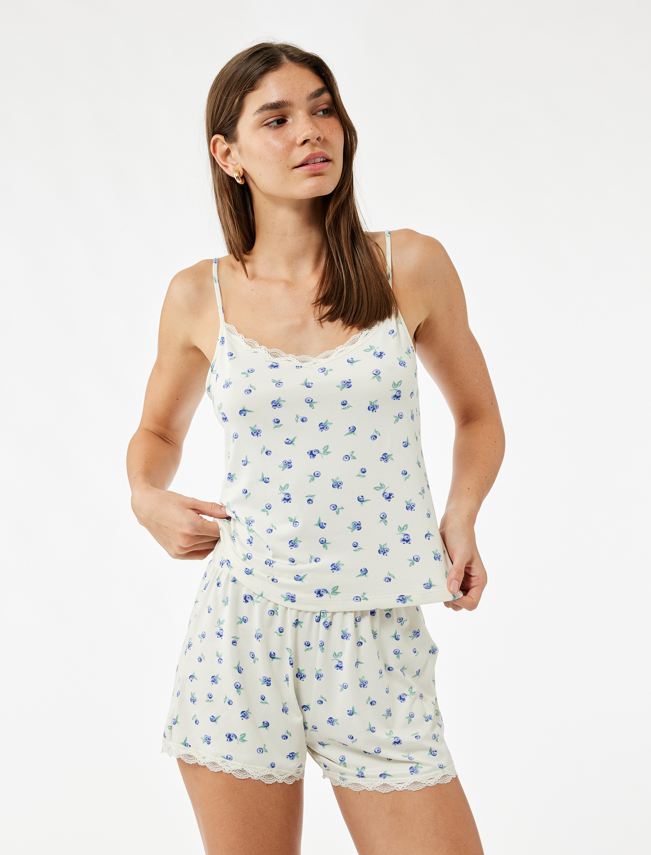   Dantel Detaylı Yaban Mersini Baskılı Askılı Şortlu Pijama Takımı