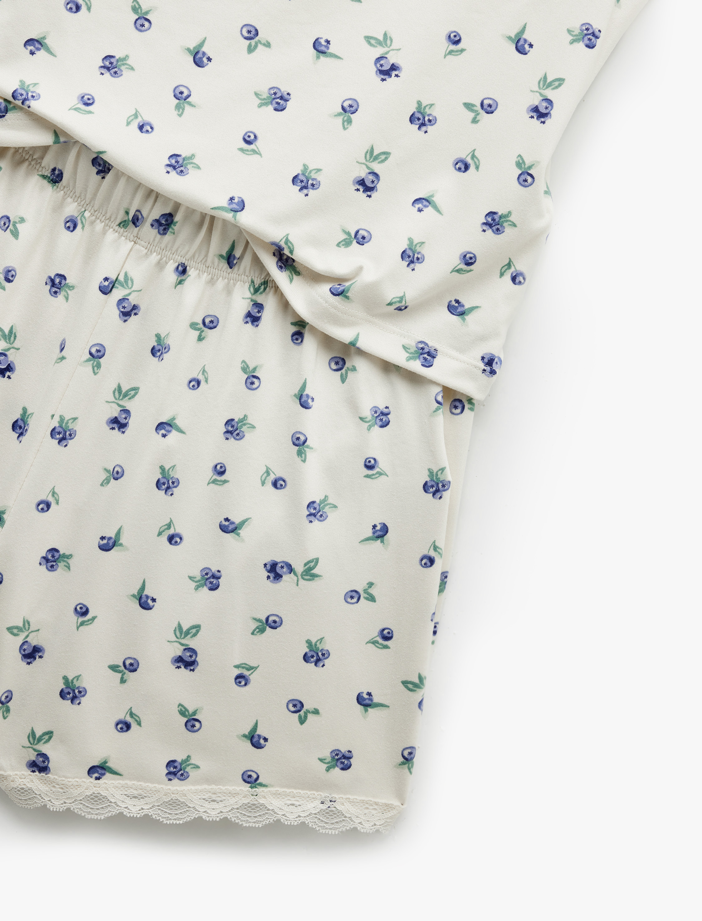   Dantel Detaylı Yaban Mersini Baskılı Askılı Şortlu Pijama Takımı