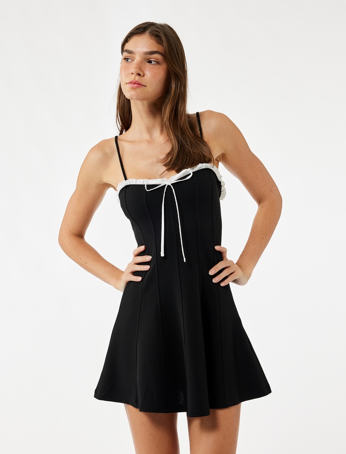  Kalp Yaka Fiyonk Detaylı Askılı Mini Elbise