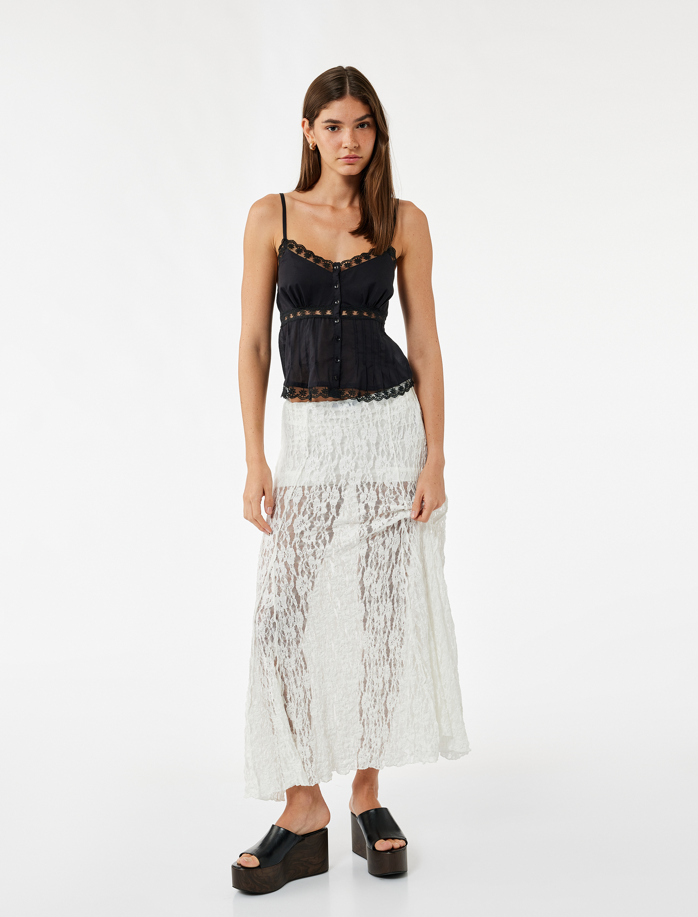   Dantel Detaylı V Yaka Düğmeli Askılı Bluz