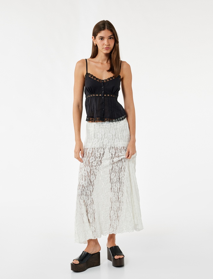  Dantel Detaylı V Yaka Düğmeli Askılı Bluz