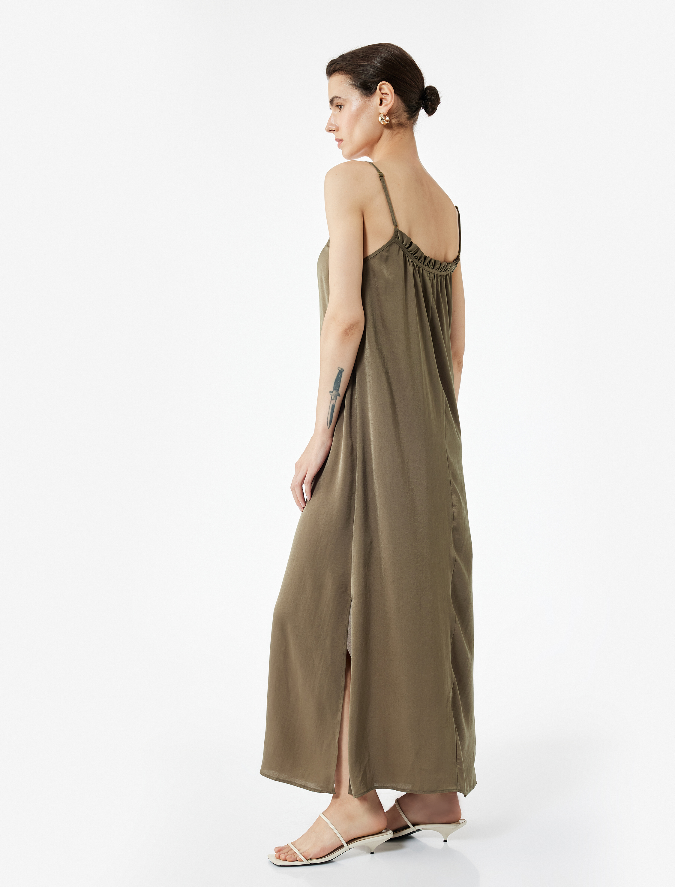   Aerobin Kumaş Bol Kalıp Fırfır Detaylı İnce Askılı Uzun Saten Elbise