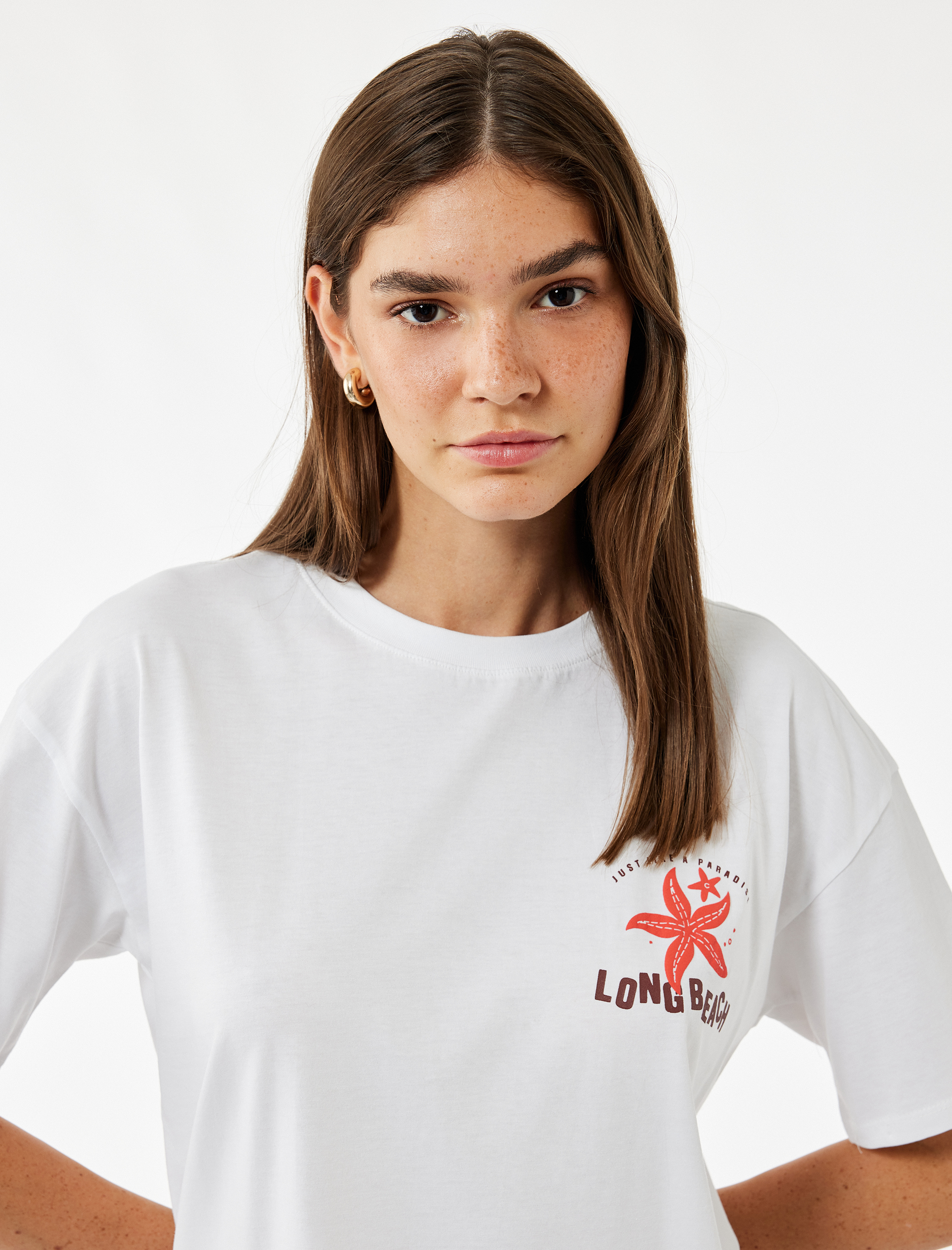   Rahat Kalıp Kısa Kollu Bisiklet Yaka Pamuklu Arkası Baskılı Tişört