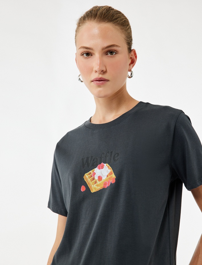  Pamuklu Kısa Kollu Bisiklet Yaka Ahududu Waffle Baskılı Tişört