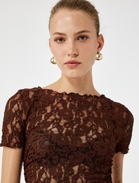 Yarı Transparan Kısa Kollu Yuvarlak Yaka Dantelli Tişört