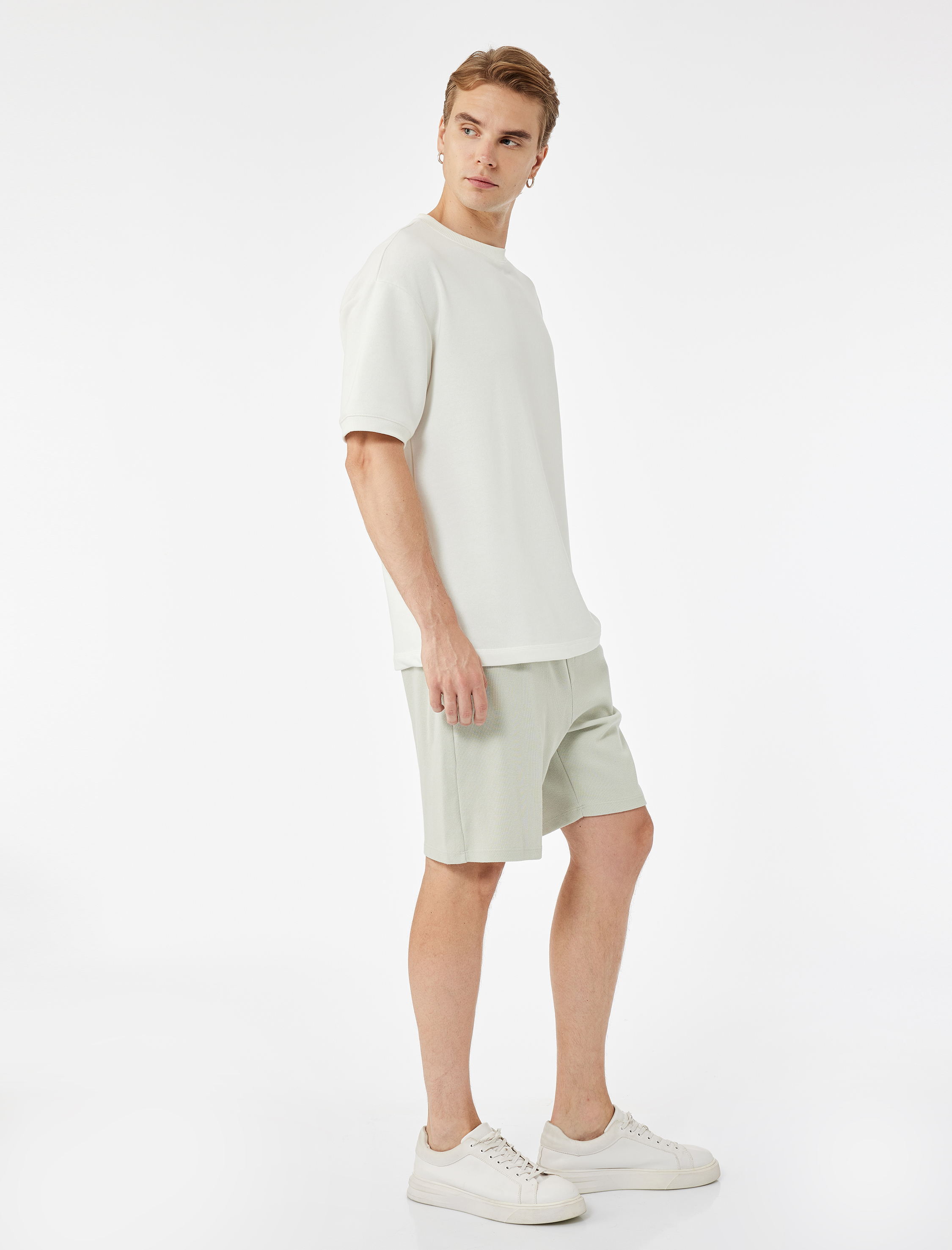 Pamuklu Cep Detaylı Beli Bağcıklı Şort