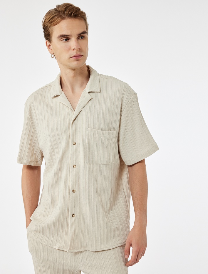  Regular Fit Kısa Kollu Cep Detaylı Dokulu Devrik Yaka Gömlek