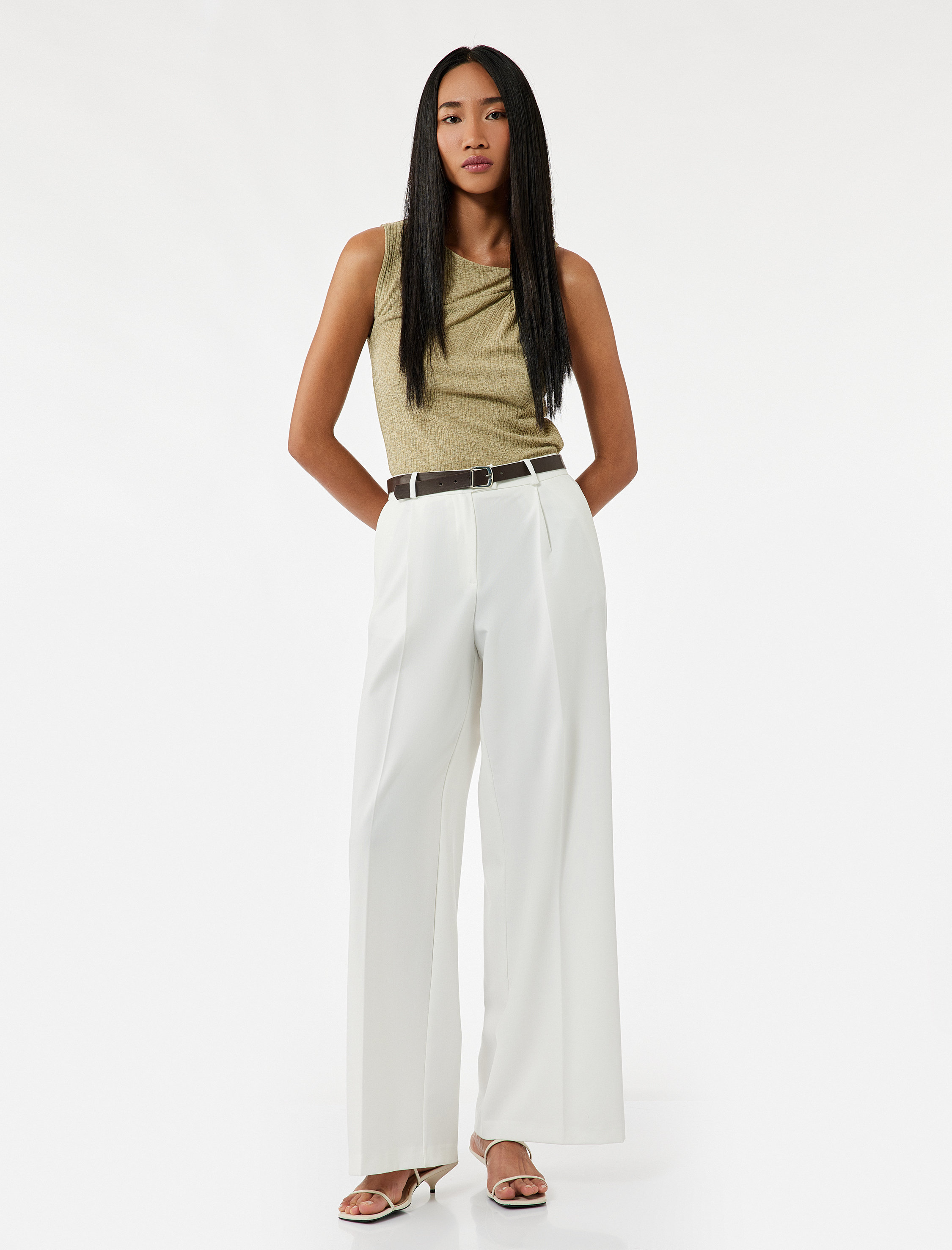   Asimetrik Yaka Düğüm Detaylı Dokulu Kolsuz Tişört