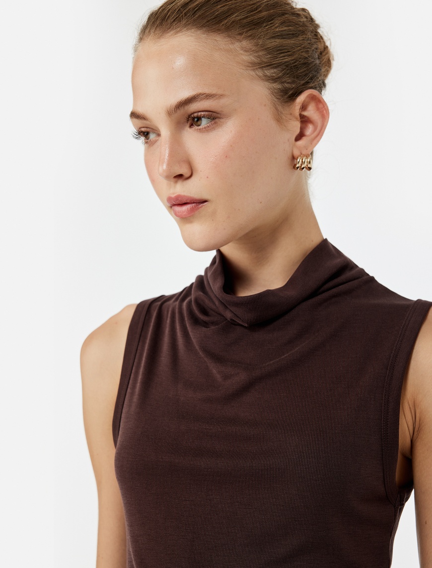   Modal Kumaş Slim Fit Dik Dökümlü Yaka Kolsuz Bluz