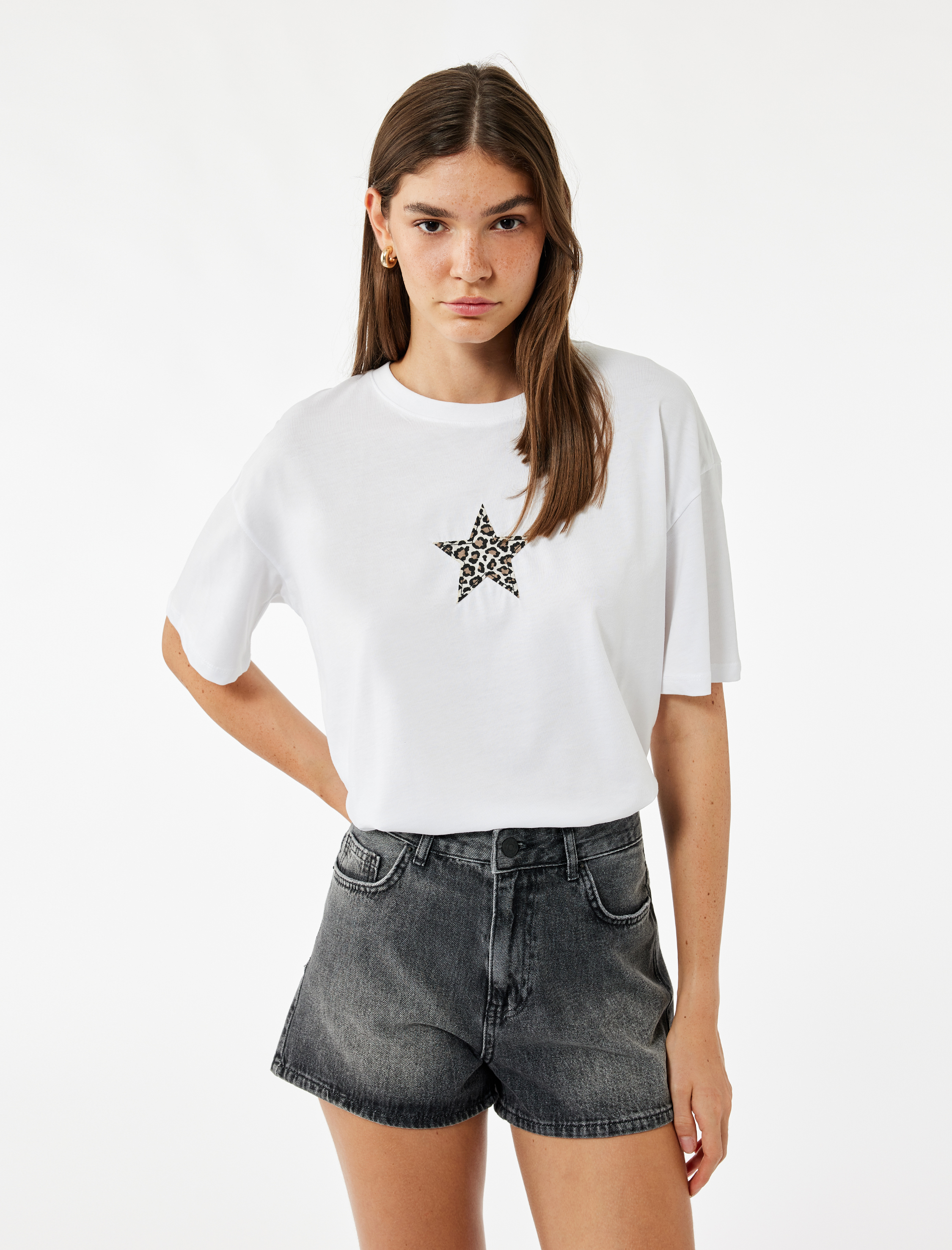   Rahat Kalıp Kısa Kollu Bisiklet Yaka Pamuklu Leopar Detaylı Yıldız Baskılı Tişört