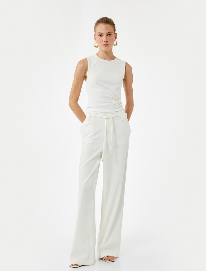  Koton X Şahika Ercümen - Aksesuar Detaylı Bisiklet Yaka Kolsuz Bluz