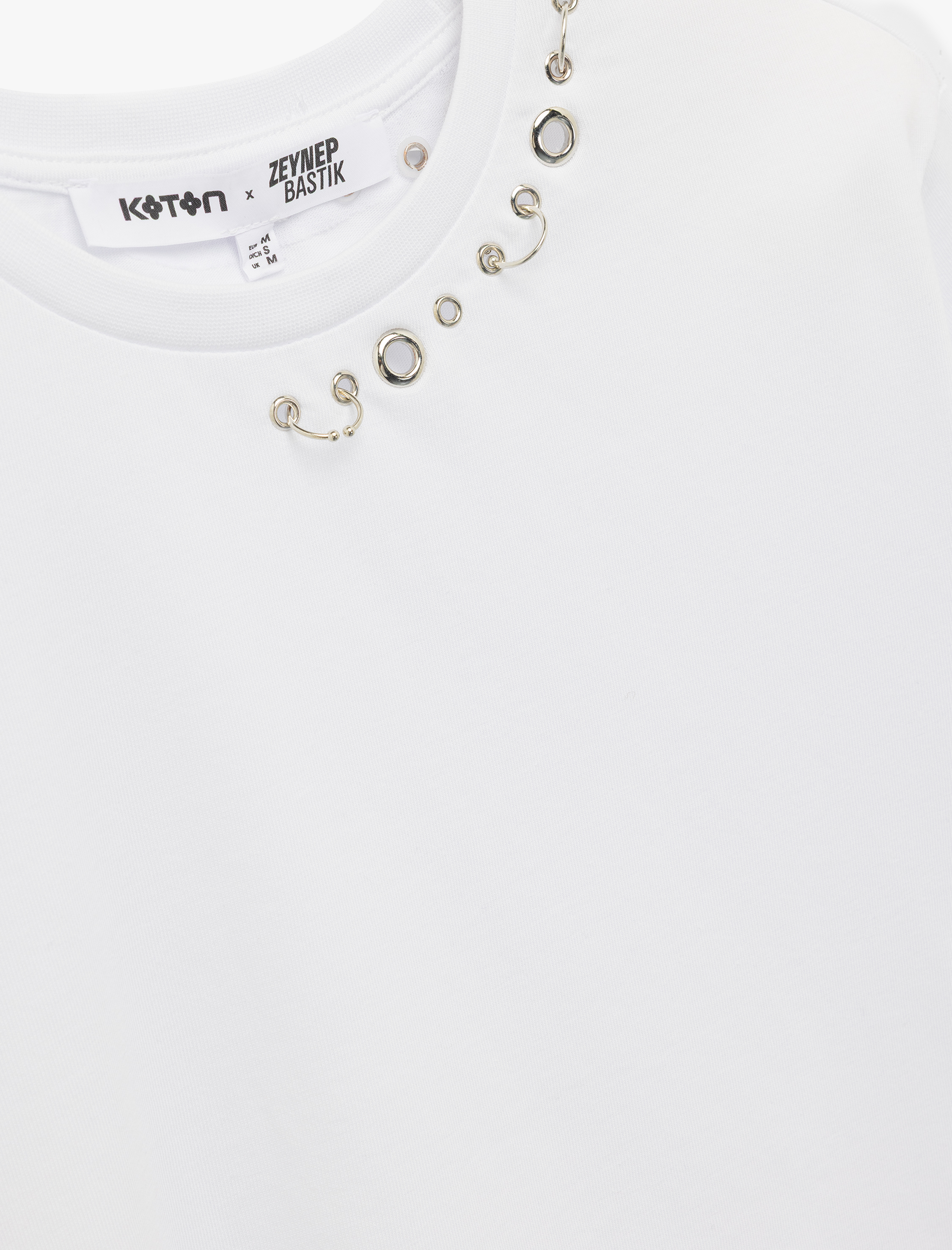   Koton X Zeynep Bastık - Metal Aksesuar Detaylı Bisiklet Yaka Kısa Kollu Crop Tişört