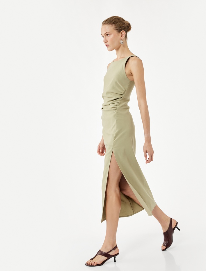  Slim Fit Kolsuz Bisiklet Yaka Drape Detaylı Midi Boy Yırtmaçlı Elbise