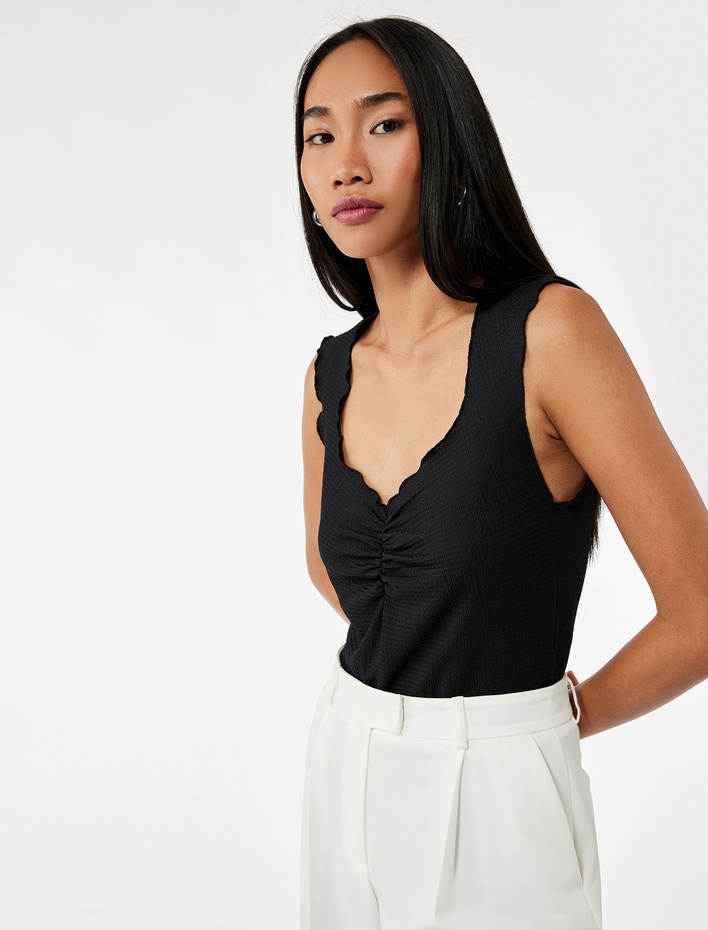 Slim Fit Drape Detaylı Kolsuz Kare Yaka Bluz