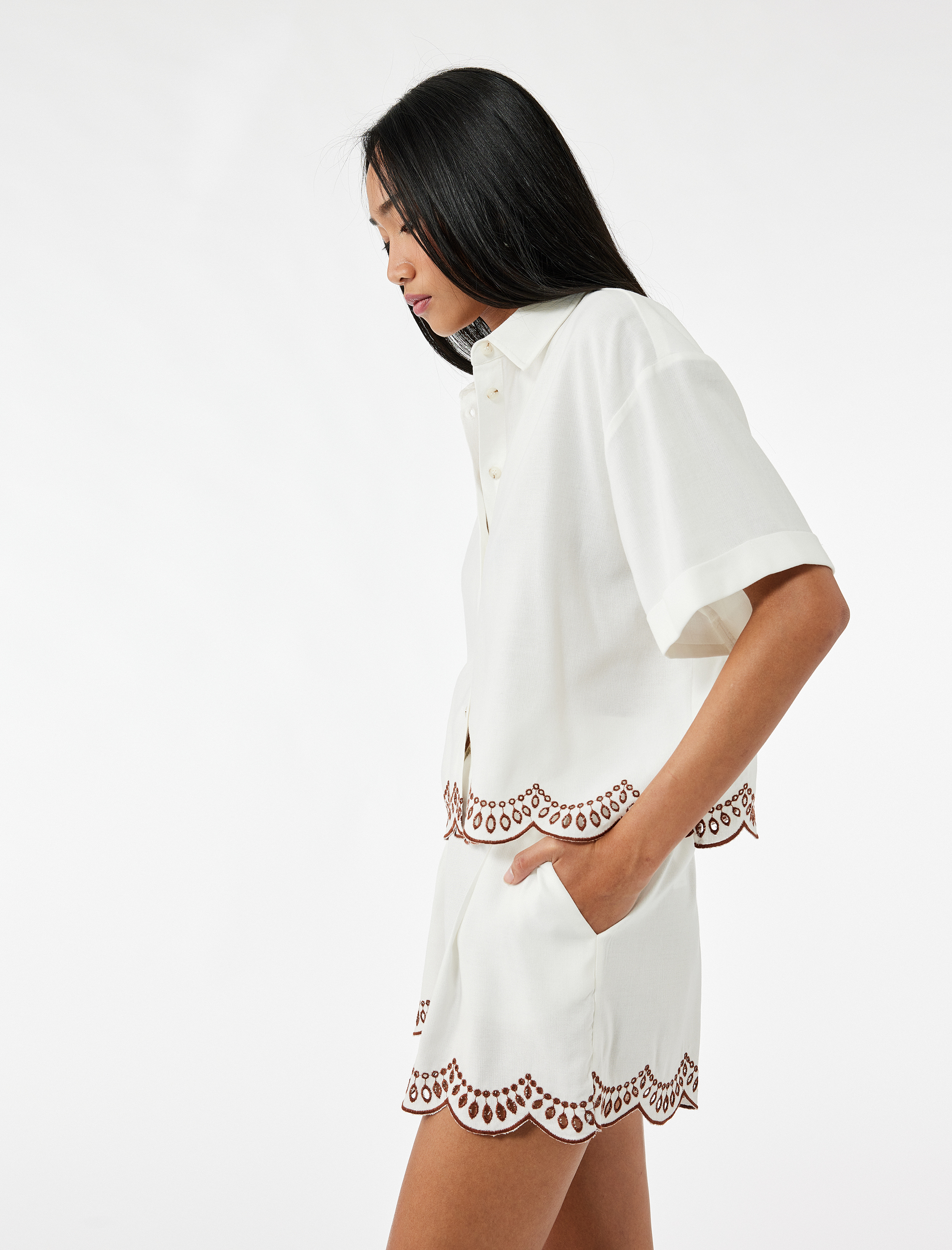 Koton X Melis Ağazat - Keten Karışımlı Bol Kalıp Fistolu Brode Detaylı Kısa Kollu Gömlek