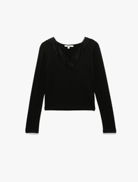 Uzun Kollu Dantel Detaylı Slim Fit V Yaka Tişört