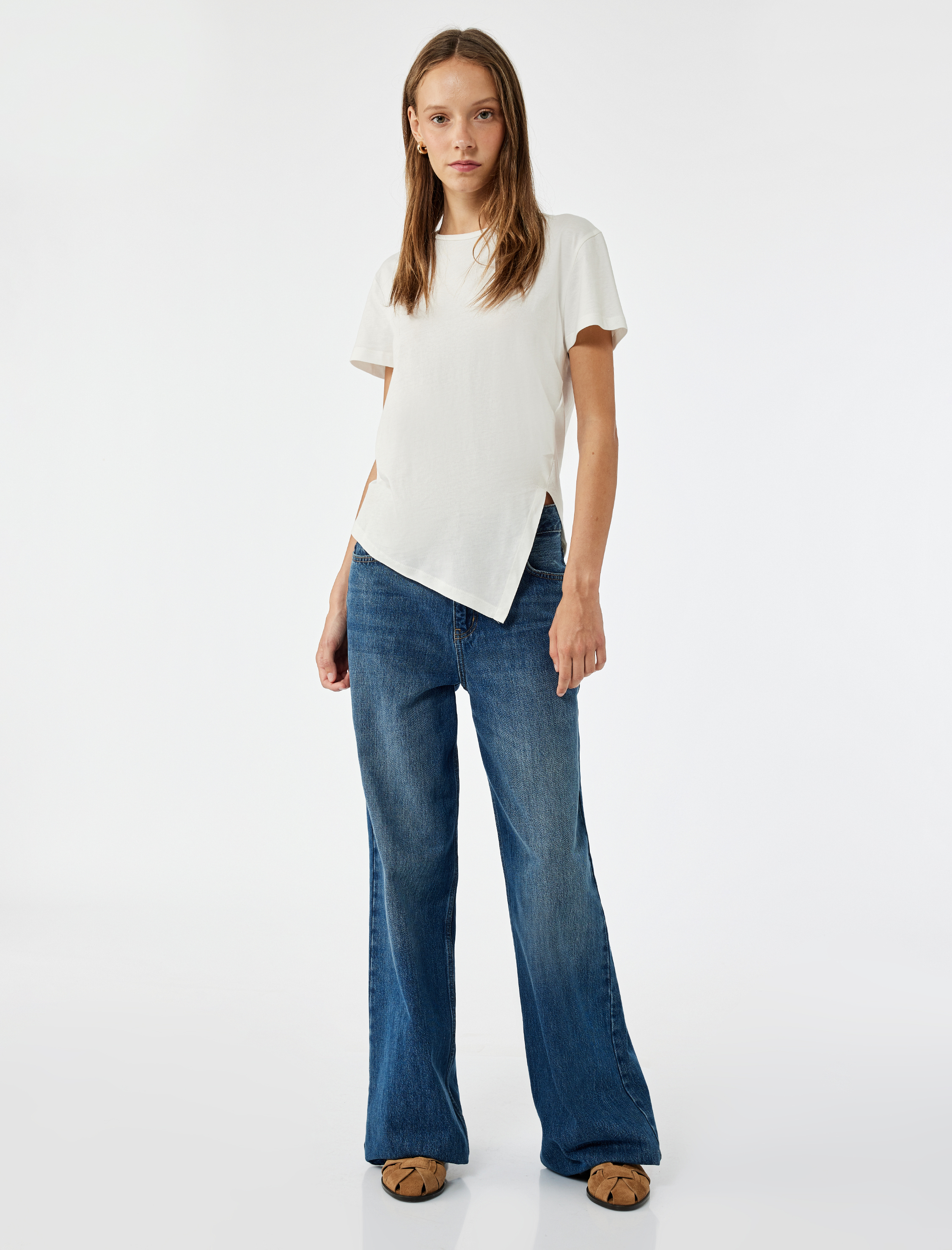   Basic Kısa Kollu Bisiklet Yaka Asimetrik Kesim Yırtmaçlı Kadın Tişört