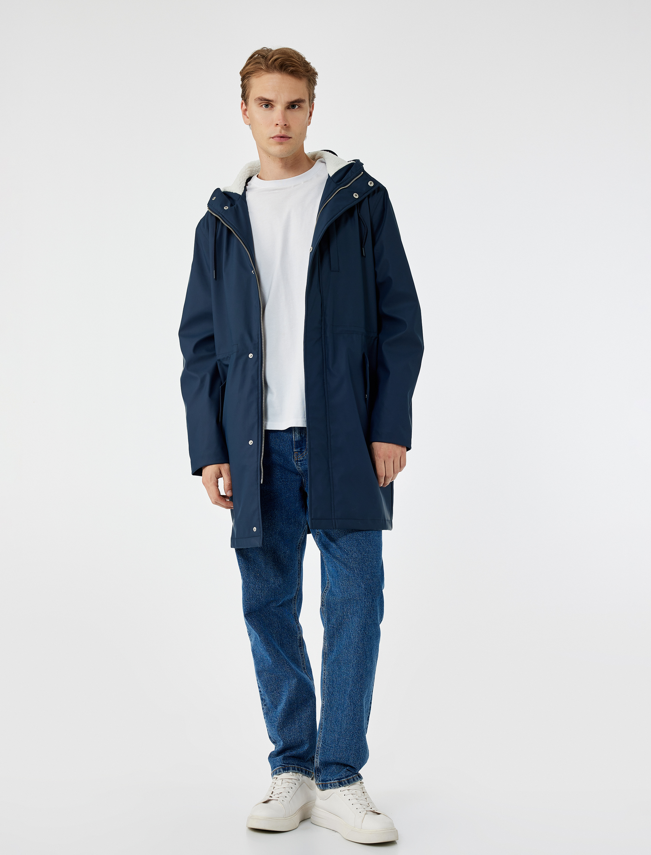   Kapaklı Cep Detaylı Bağcıklı Kapüşonlu Su İtici Uzun Yağmurluk