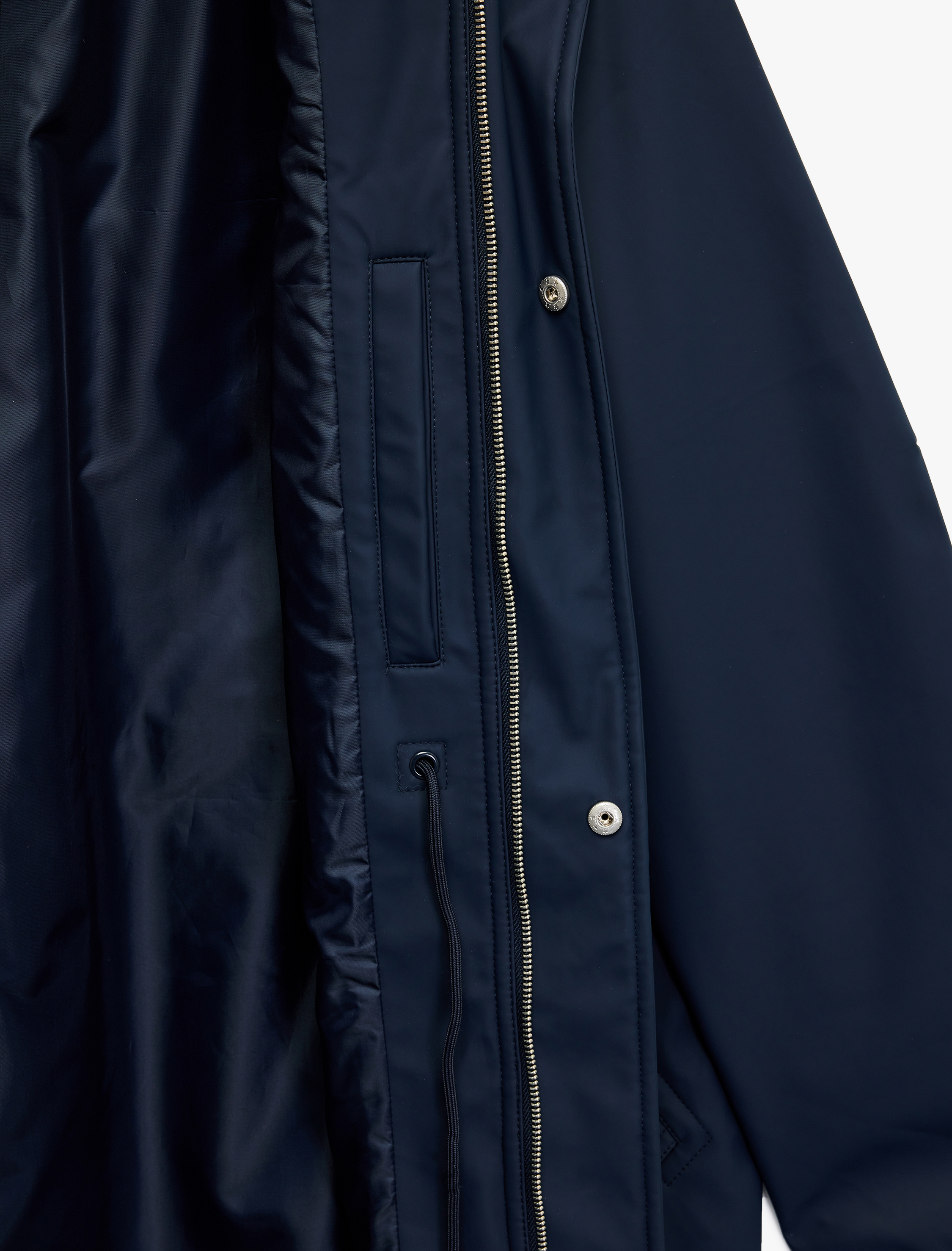   Kapaklı Cep Detaylı Bağcıklı Kapüşonlu Su İtici Uzun Yağmurluk