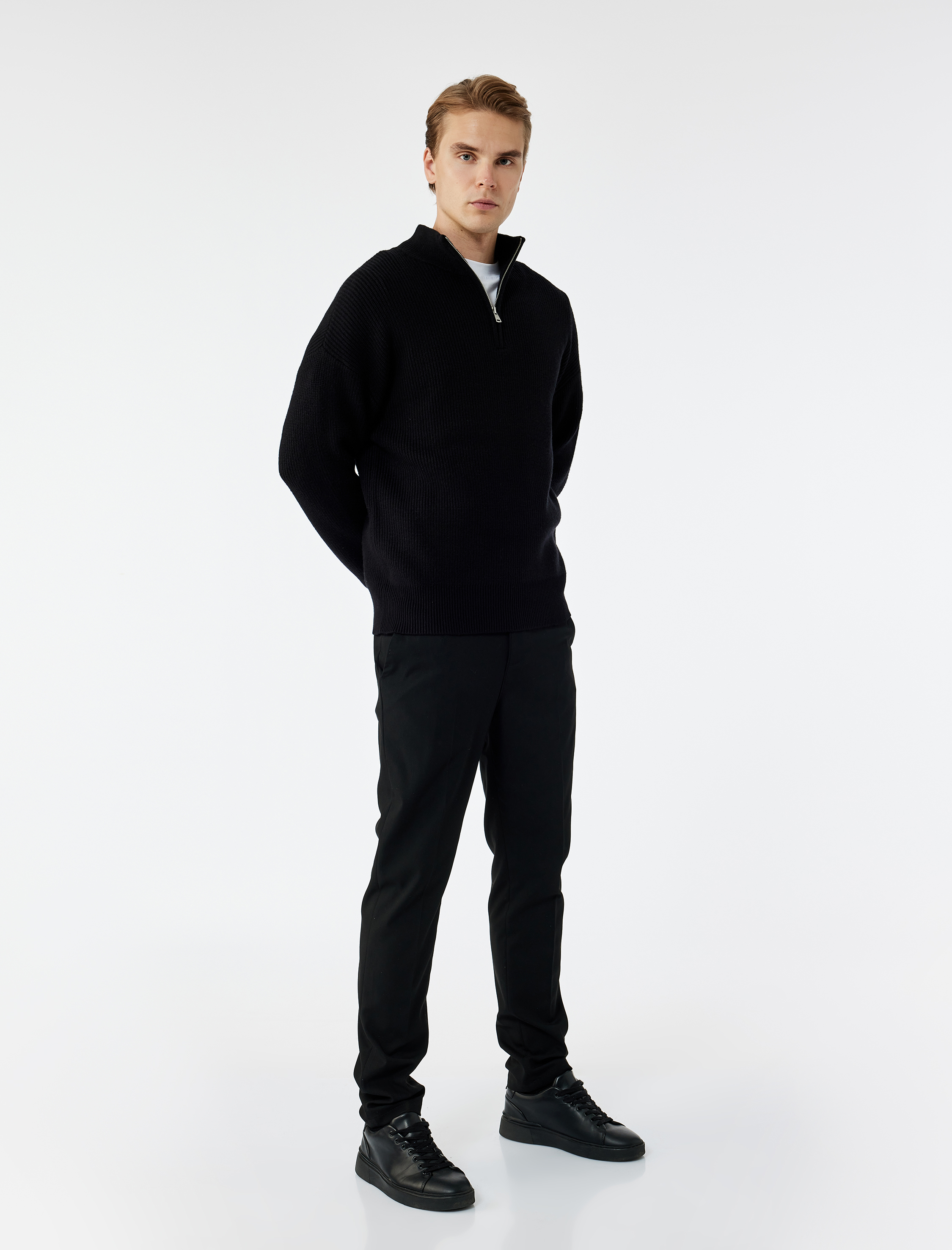   Uzun Kollu Dokulu Yarım Fermuarlı Yaka Triko Kazak