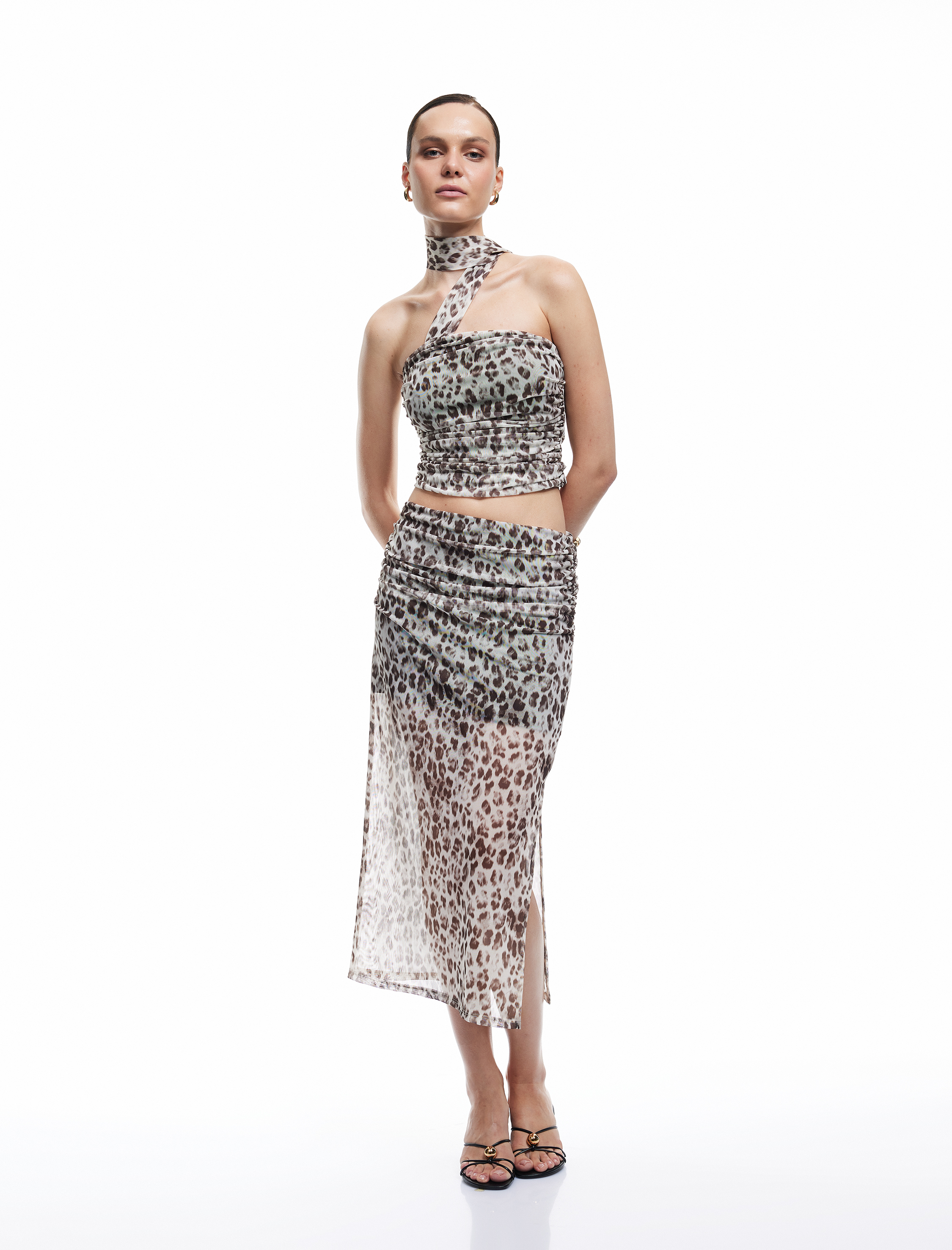   Koton X Zeynep Bastık - Tül Boyundan Fular Detaylı Drapeli Leopar Desenli Crop Straplez Bluz