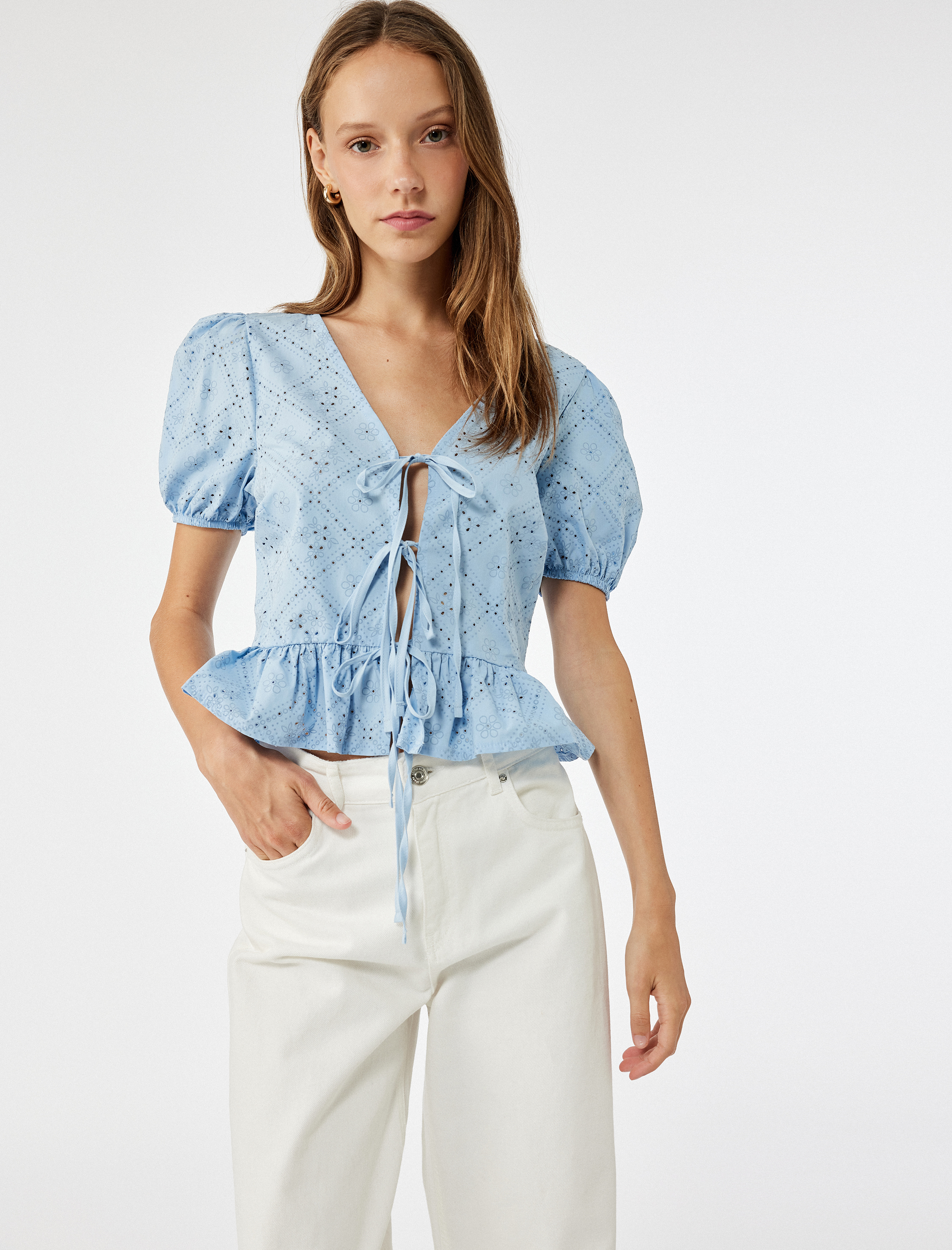   V Yaka Bağlama Detaylı Fiyonklu Balon Kol Fisto Bluz