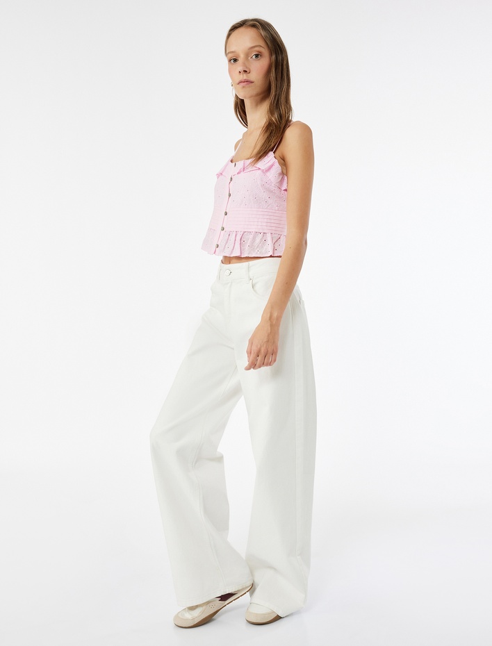  Koton X İnji - Pamuklu Kolsuz Fırfırlı Yaka Düğmeli Brodeli Crop Bluz