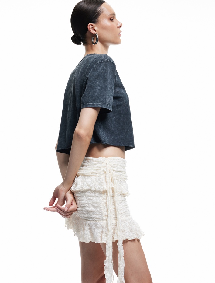  Koton X Zeynep Bastık - Slim Fit Fırfırlı Dantelli Mini Etek