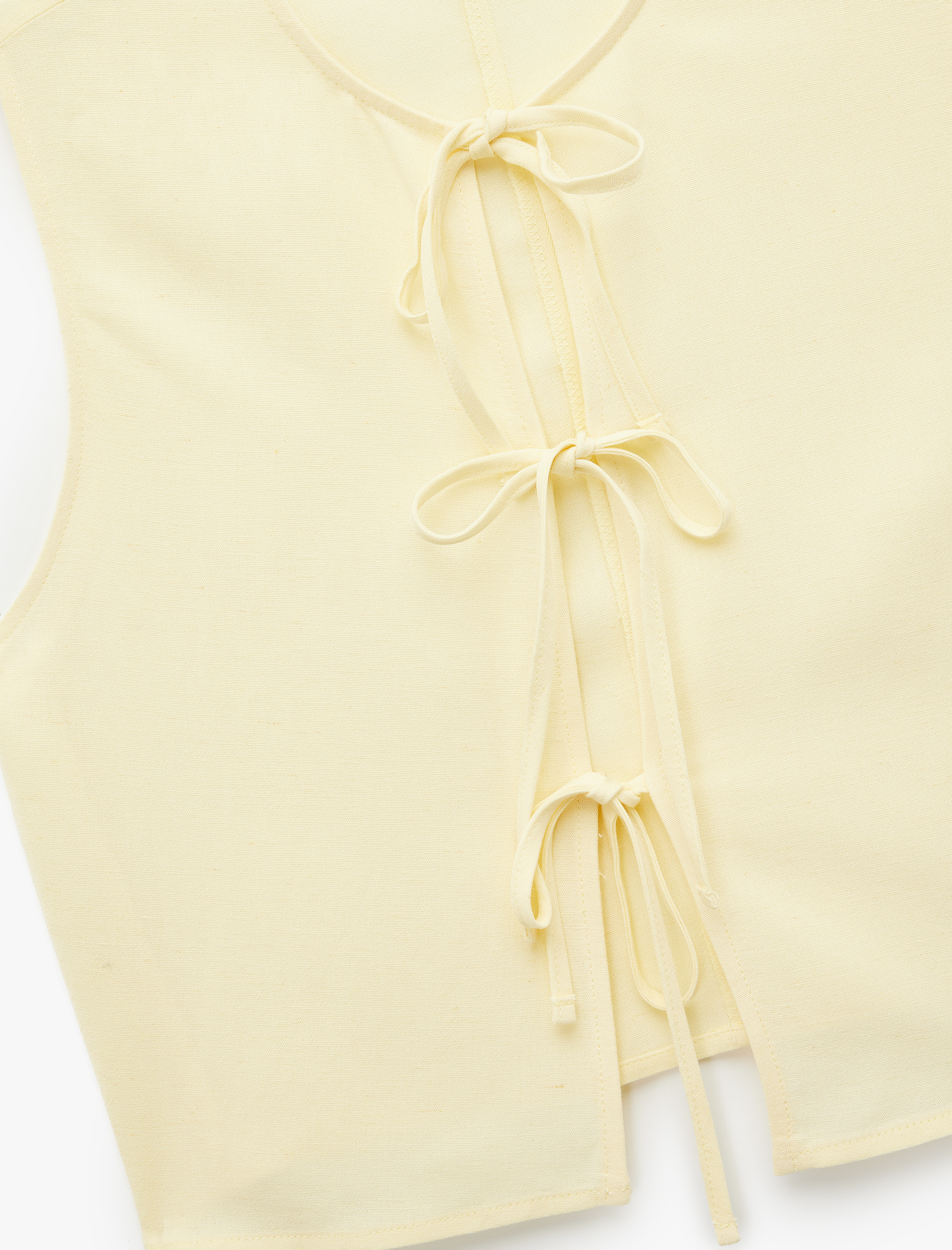   Keten Karışımlı Önden Bağlamalı Fiyonk Detaylı Kolsuz Bluz