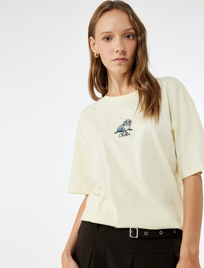  Kısa Kollu Bisiklet Yaka Nakışlı Oversize Tişört