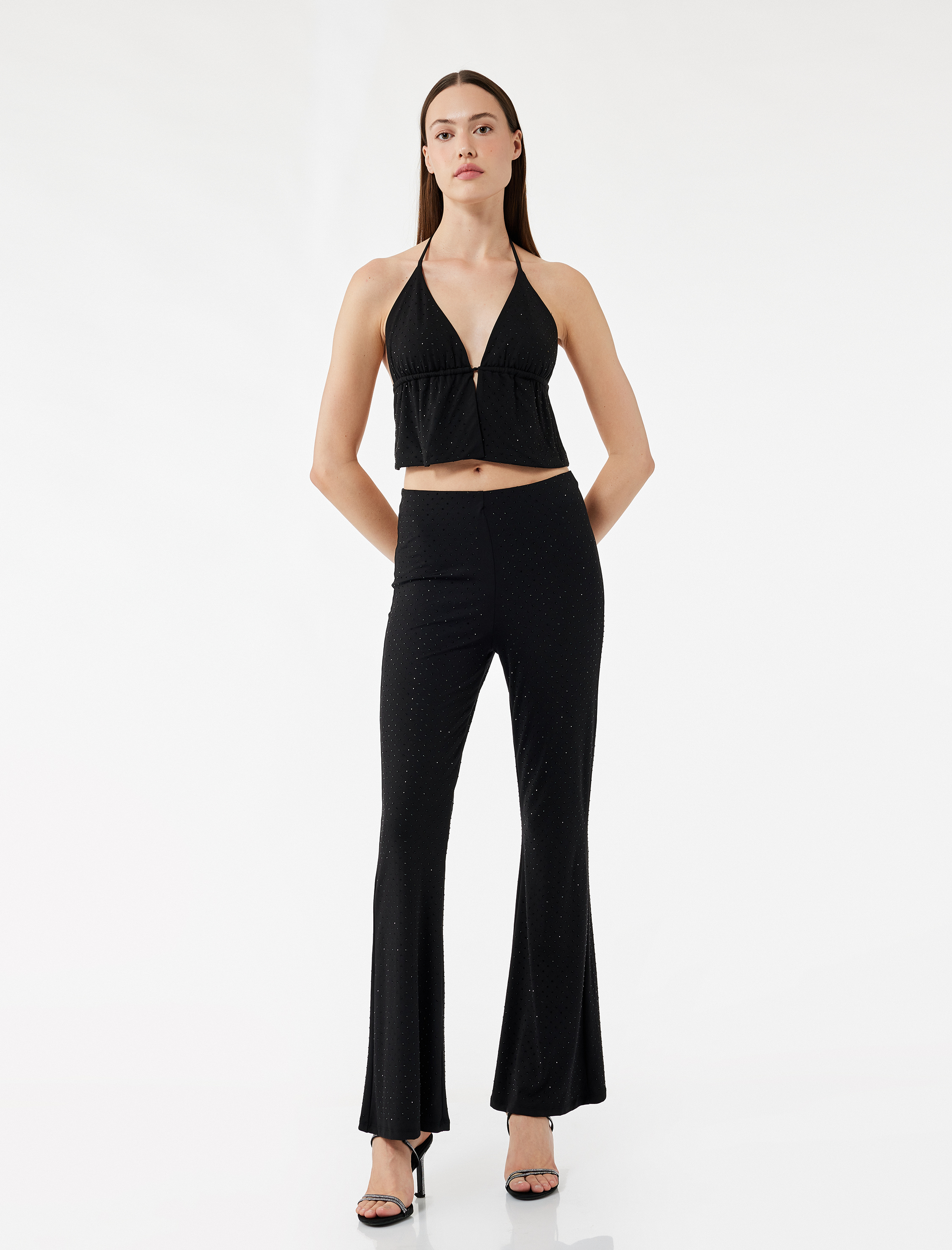   Koton X Zeynep Bastık - Bağlama Detaylı Taşlı Askılı Viskon Karışımlı Slim Fit V Yaka Bluz