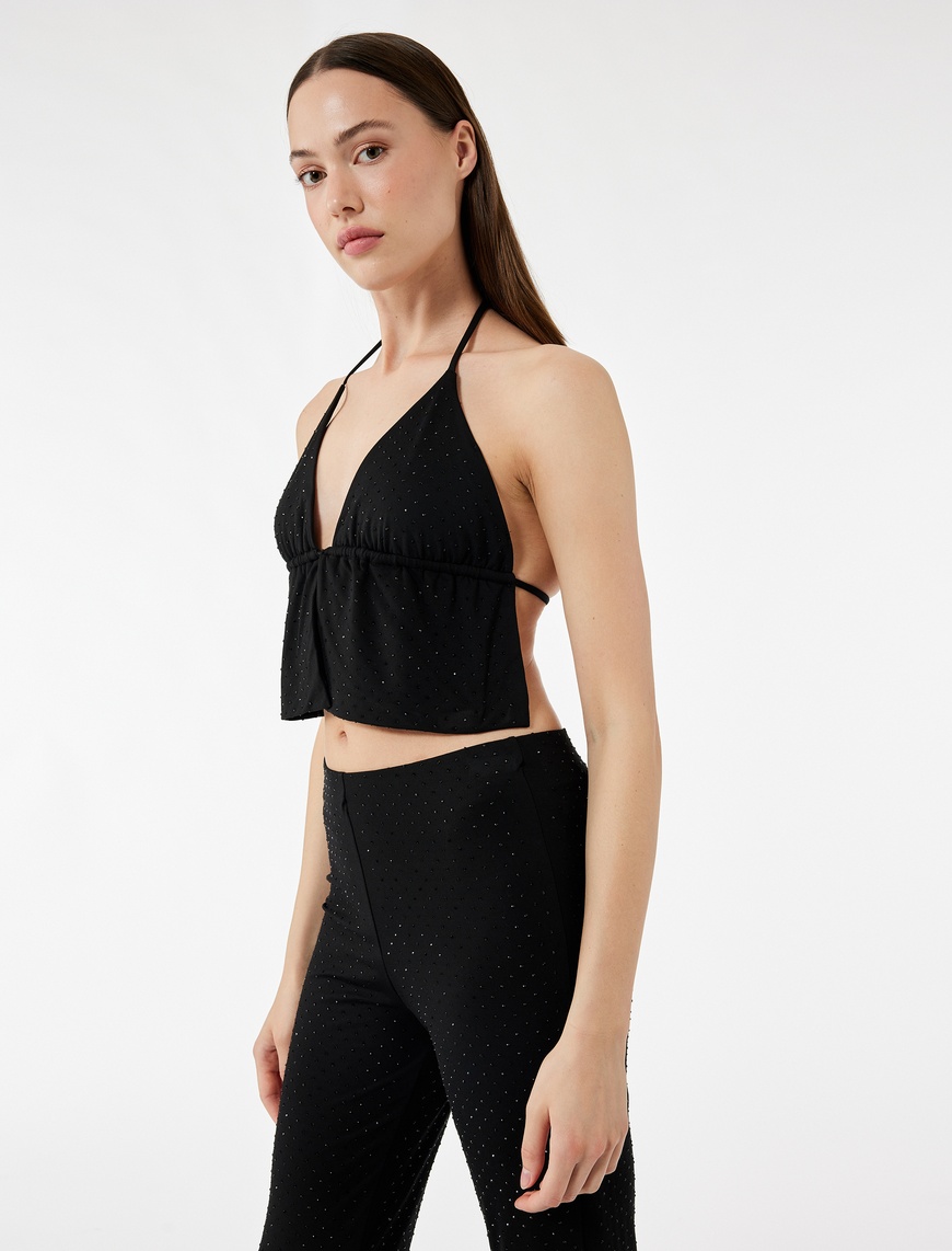   Koton X Zeynep Bastık - Bağlama Detaylı Taşlı Askılı Viskon Karışımlı Slim Fit V Yaka Bluz
