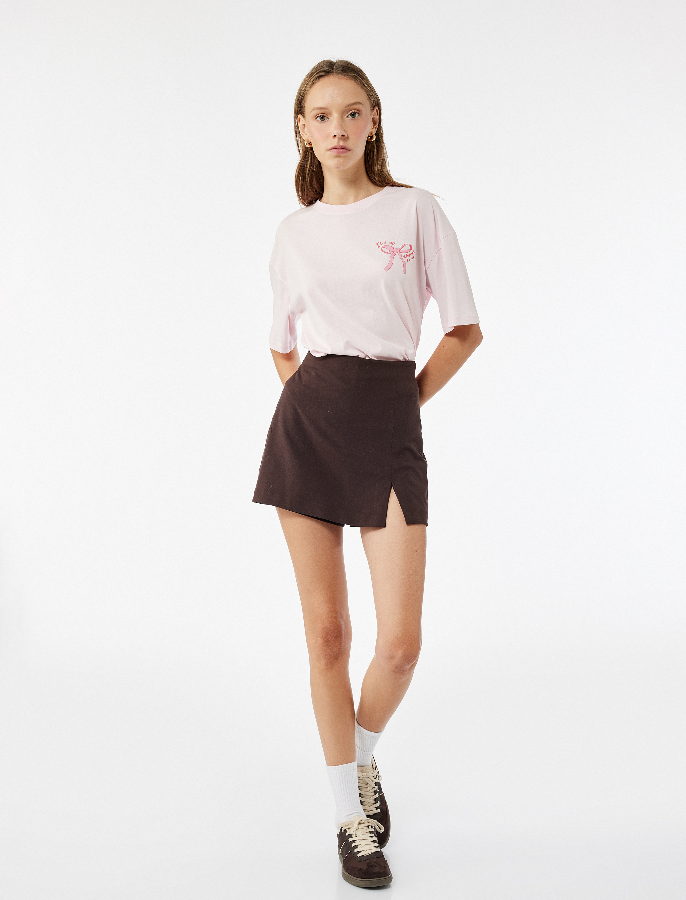   Rahat Kalıp Kısa Kollu Bisiklet Yaka Fiyonklu Arkası Baskılı Tişört