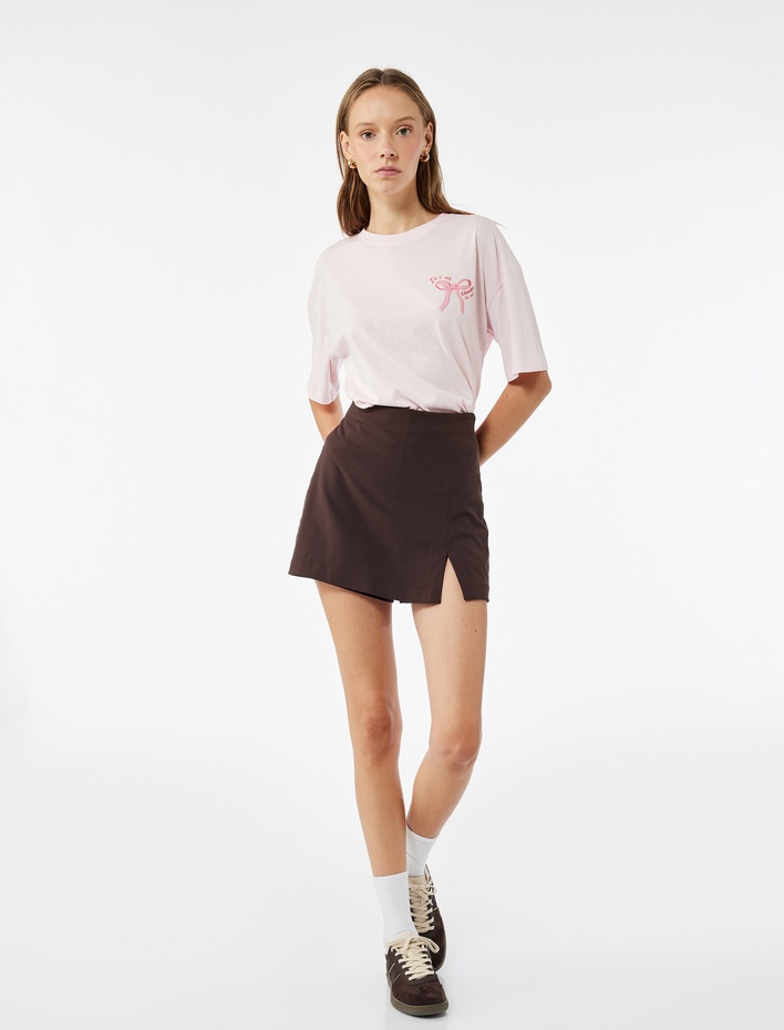  Rahat Kalıp Kısa Kollu Bisiklet Yaka Fiyonklu Arkası Baskılı Tişört